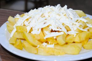 PATATAS FRITAS CON QUESO FETA RALLADO